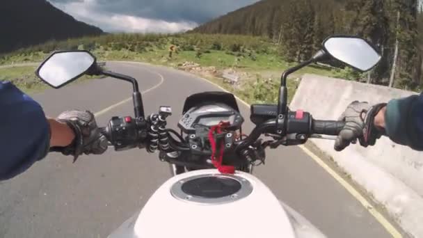 Motociclista paseos en un hermoso paisaje carretera de montaña — Vídeo de stock