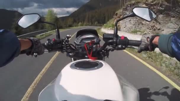 Motociclista paseos en un hermoso paisaje carretera de montaña — Vídeos de Stock