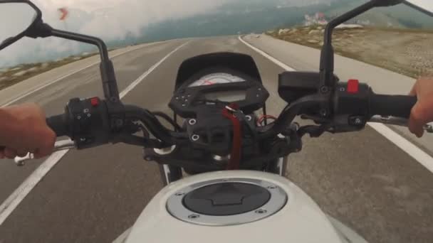 Motocyklista jeździ piękną górską drogą krajobrazową — Wideo stockowe