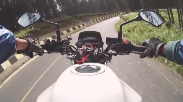 Motociclista paseos en un hermoso paisaje carretera de montaña — Vídeos de Stock