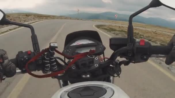 Motociclista passeios em uma bela paisagem estrada de montanha — Vídeo de Stock