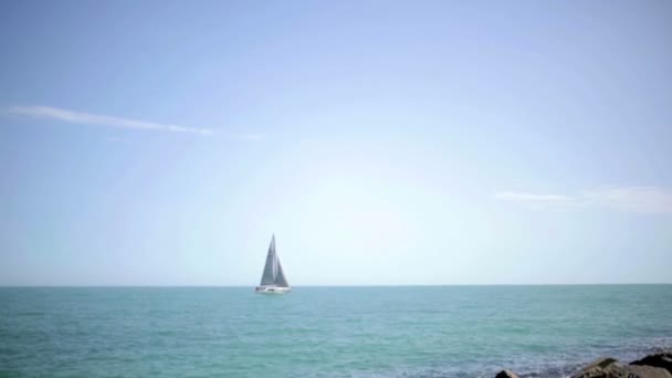 Barca a vela nel Mar Nero a Odessa — Video Stock