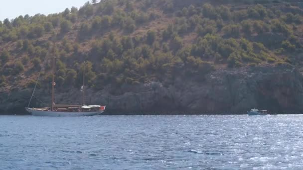 Iate perto da ilha rochosa no mar Mediterrâneo — Vídeo de Stock