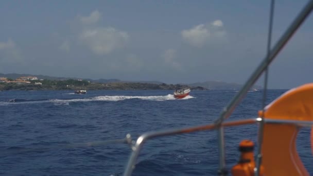 Jacht nahe felsiger Insel im Mittelmeer — Stockvideo