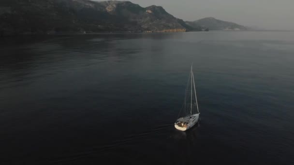 Yacht près de l'île rocheuse de Mallorca — Video