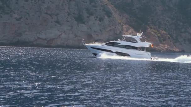 Yacht vicino a isola rocciosa nel Mar Mediterraneo — Video Stock