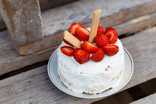 Pequeño pastel de cumpleaños —  Fotos de Stock