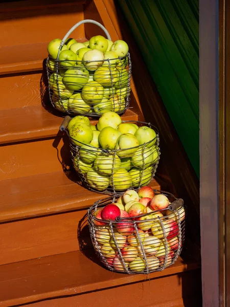 Manzanas en cestas Imagen de stock