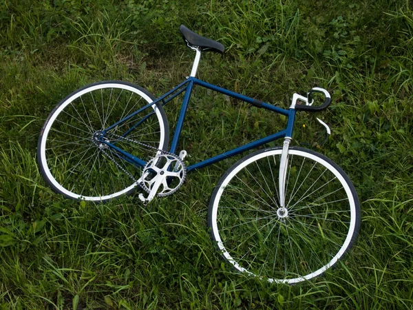 草地上的固定齿轮单车 骑单车 — 图库照片