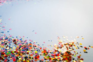 Konfeti arka planı, parlak noktalar gri arka planda parlak renkler, odak noktasında şenlikli renkler
