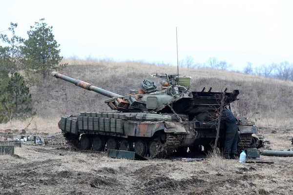 Tanks on the Ukrainian front line