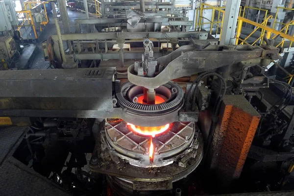 金属熔炼炉的钢铁厂 — 图库照片