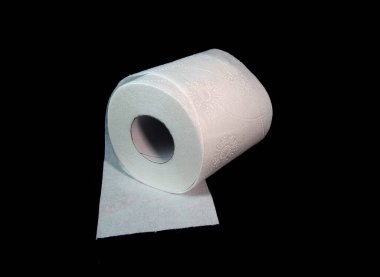 Siyah bir arka plan üzerinde üç tuvalet kağıdı rulo