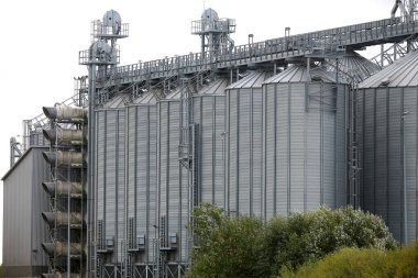 Tarım Siloları. Dış bina inşaatı. Tahıl, buğday, mısır, soya, ayçiçeği depolama ve kurutma. Litvanya, Kedainiai