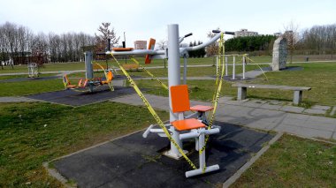 Karantina nedeniyle çocuk oyun alanları ve spor sahaları yasaklandı. COVID-19