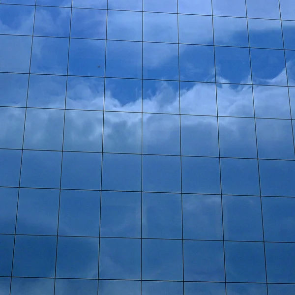 Edifício Escritórios Moderno Com Padrão Vidro Com Nuvens Refletidas — Fotografia de Stock