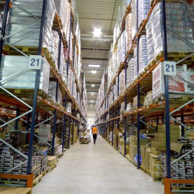 Depodaki rafların görüntüsü. Lojistik, 24 saat çalışma, Litvanya