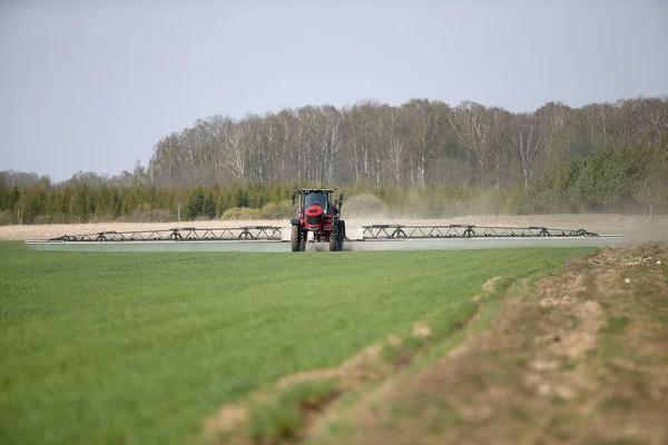 Трактор Опрыскивает Пшеничное Поле Опрыскивателем — стоковое фото