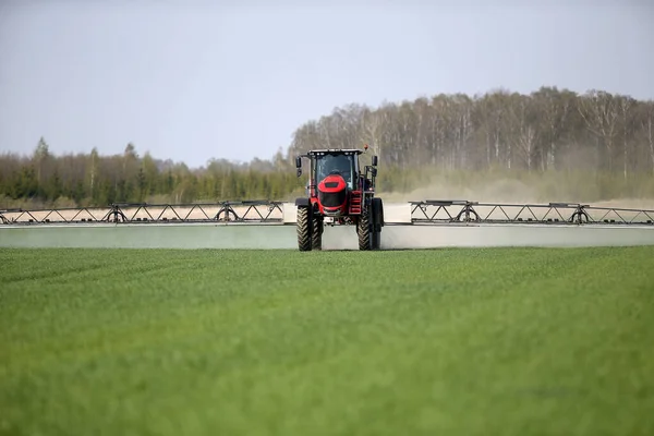 Traktor Sprutning Vete Fält Med Spruta — Stockfoto