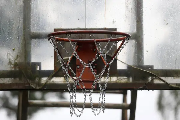 Açık Hava Basketbol Potası Tahta Hasar Görmüş Yağmur Yağıyor — Stok fotoğraf