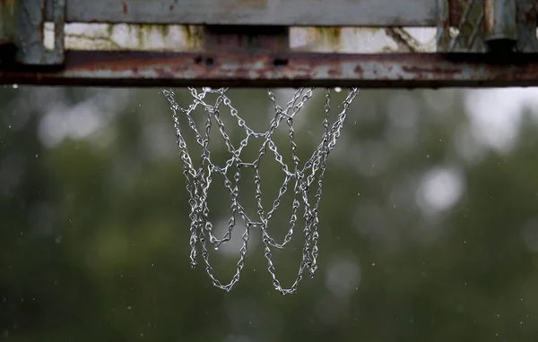 屋外バスケットボールのフープとボードが破損しました 雨が降る — ストック写真