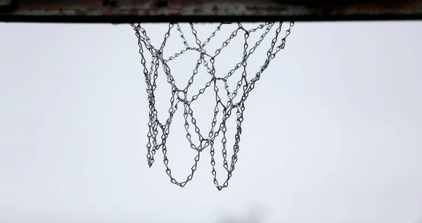 Açık Hava Basketbol Potası Tahta Hasar Görmüş Yağmur Yağıyor — Stok fotoğraf