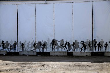 AB şehirlerinde, sadece inşaatçıların tenteleri toplumsallığı hatırlatır. Covid 19 salgını