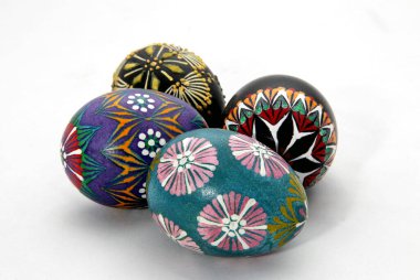 Beyaz arka planda çok renkli Paskalya yumurtaları. Litvanya