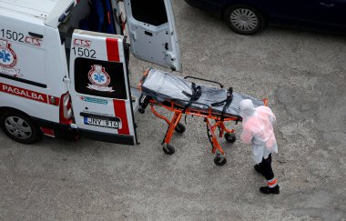Bir salgın sırasında ambulans ve sağlık personeli ilk yardımı sağlar. Litvanya, Kaunas