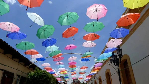 Красочные Зонтики Фон Красочные Зонтики Небе Уличное Убранство Мексика — стоковое фото