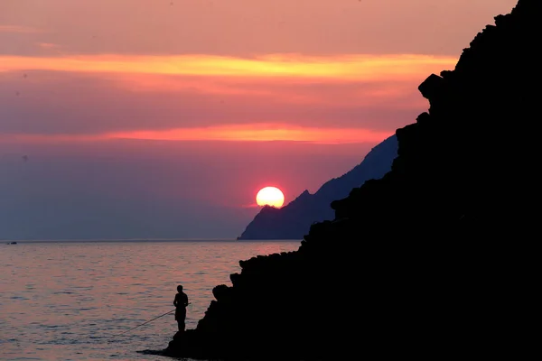 Sunset Sea Man Silhouette Sun Reflection Water Italy — Stock Photo, Image