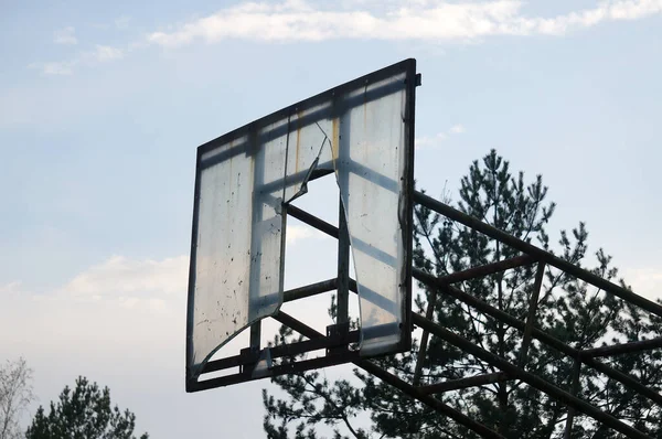 Outdoor Basketball Hoop Večerních Hodinách Venkovní Basketbal Obruč Deska Poškozena — Stock fotografie