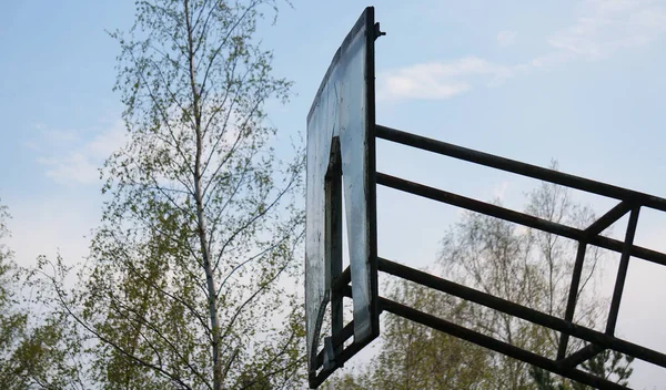 Outdoor Basketball Hoop Večerních Hodinách Venkovní Basketbal Obruč Deska Poškozena — Stock fotografie