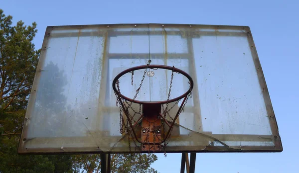 Outdoor Basketball Hoop Godzinach Wieczornych Odkryty Kosz Koszykówki Deska Uszkodzona — Zdjęcie stockowe