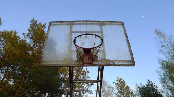 屋外バスケットボールの時間帯にフープ 屋外バスケットボールのフープとボードが破損しました 仁田リトアニア — ストック写真