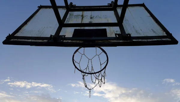 Utomhus Basket Hoop Kvällen Basketkorg Och Bräda Utomhus Skadad Nida — Stockfoto