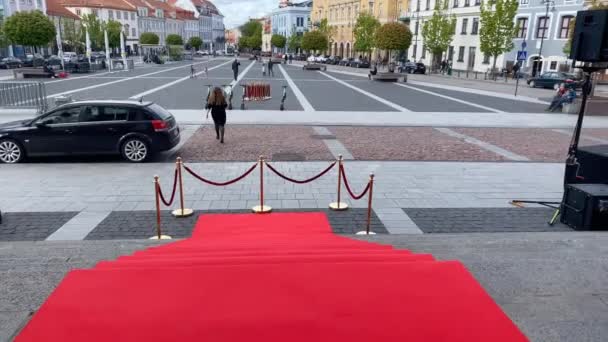 Eleganter Langer Roter Teppich Auf Den Breiten Stufen Des Historischen — Stockvideo