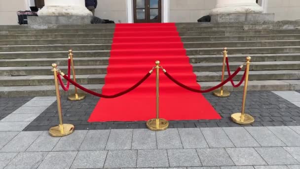 Elegante Alfombra Roja Larga Los Amplios Escalones Del Edificio Histórico — Vídeo de stock