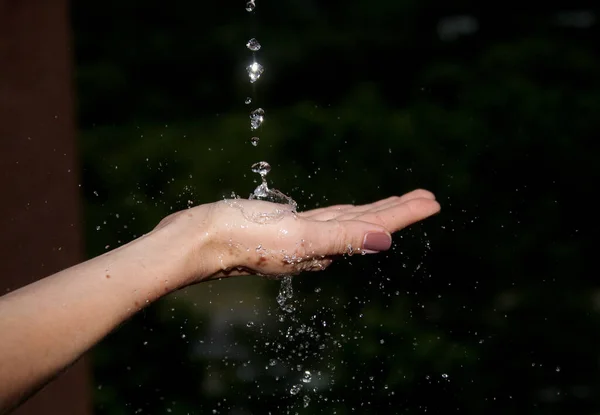 Ręka Kobiety Łapiącej Krople Deszczu — Zdjęcie stockowe