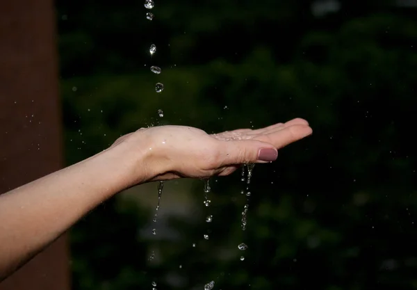 Ręka Kobiety Łapiącej Krople Deszczu — Zdjęcie stockowe
