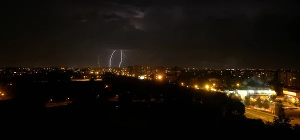 Κεραυνός Χτυπάει Πάνω Από Την Πόλη Νύχτα Φωτογραφία Μεγάλη Έκθεση — Φωτογραφία Αρχείου