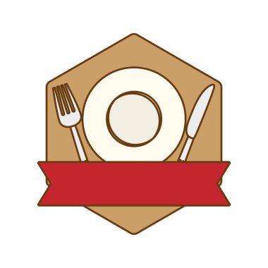 Tabak, çatal ve bıçak ile kahverengi masa