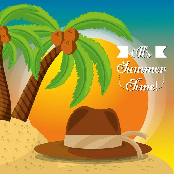 Chapéu de verão sobre areia com uma bela praia ensolarada —  Vetores de Stock