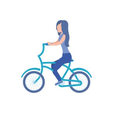 Beyaz arka planda bisiklet süren genç bir kadın.