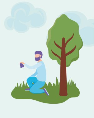 çimenlerin üzerinde genç adam