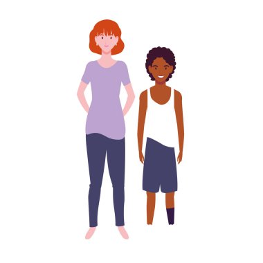 Ayakta gülümseyen iki insan.