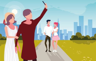 Birbirine aşık çiftler parkta yürür