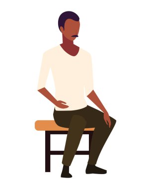 Genç adam beyaz arka planda sandalyede oturuyor.