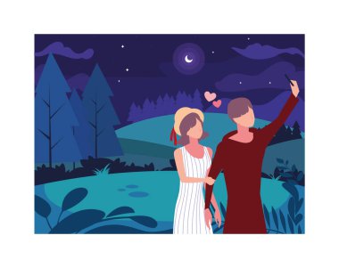 Birbirine aşık bir çift gece manzarası ile parkta yürüyor.
