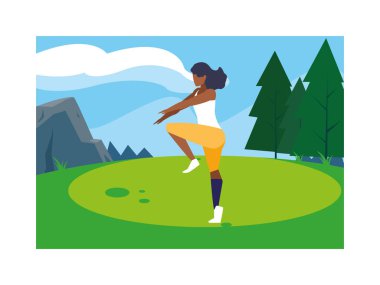 Dışarıdaki kadın arka planda yoga yapıyor.